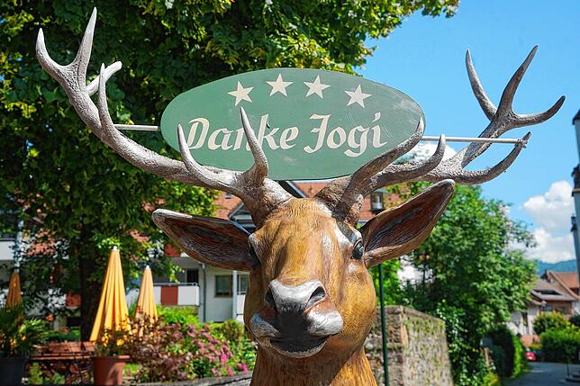 &bdquo;Danke Jogi&ldquo; sagt auch das Wappentier von Schönau im Schwarzwald.