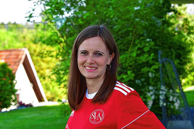 Sportchefin Jenniffer Eckert bereitet sich mit dem SV Niederhof auf die Relegation zur Verbandsliga vor. Das Hinspiel findet am Samstag, ...