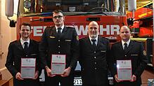 Abteilungskommandant Enrico Leipzig (Zweiter von rechts) mit den zum Hauptfeuerwehrmann beförderten Kameraden Samuel Krause (von links), ...