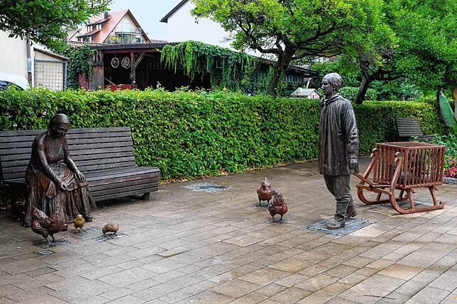 Esther Seidels Bronzefiguren erzählen die Geschichte der Hennenschlitter.