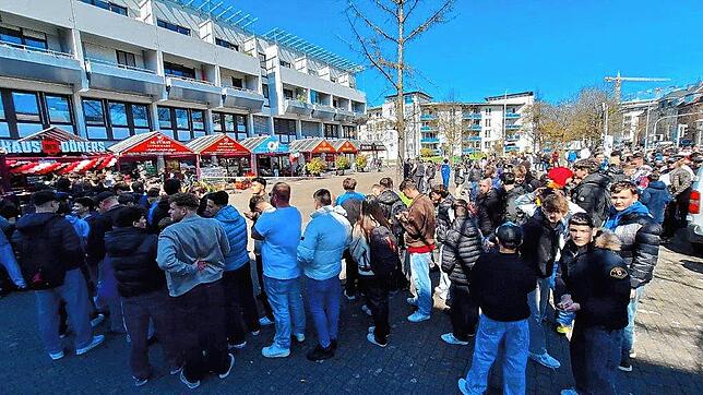 Bild 29: Hunderte Konstanzer warten auf den 1-Cent-Döner: Unglaubliche Szenen in Bildern festgehalten