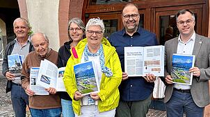 Die neu aufgelegte Festschrift zum 700 jährigen Jubiläum von Stadenhausen ist ein Gemeinschaftswerk. Johannes Zeller, Martin Blümcke, ...
