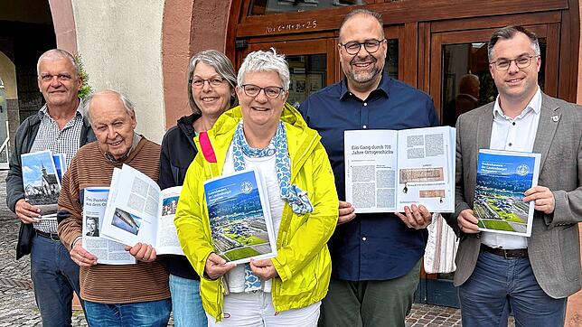 Die neu aufgelegte Festschrift zum 700 jährigen Jubiläum von Stadenhausen ist ein Gemeinschaftswerk. Johannes Zeller, Martin Blümcke, ...