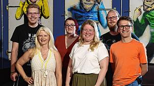 Freuen sich auf eine ausgelassene Jugendparty im Bokle (von links): Anton Burdaew (Bokle), Nicole Hubmann (Schulsozialarbeiterin an der ...