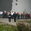 Zwei Polizeibeamte beobachteten die Kundgebung von Windkraftgegnern in Hilpensberg. Mitglieder zahlreichere Bürgerinitiativen ...