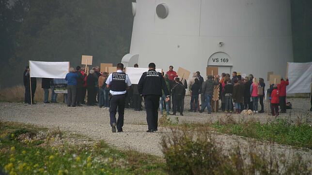 Zwei Polizeibeamte beobachteten die Kundgebung von Windkraftgegnern in Hilpensberg. Mitglieder zahlreichere Bürgerinitiativen ...