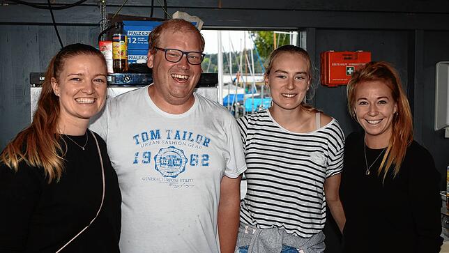 Bild 14: Endlich wieder Hafenfest! Trotz Wetterumschwung ist die Stimmung am ersten Tag hervorragend