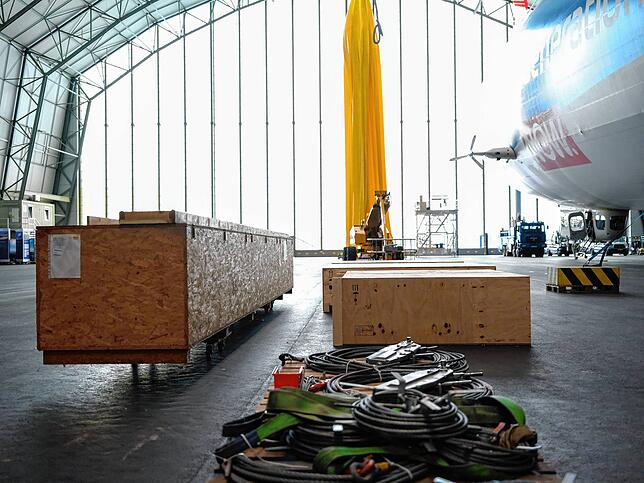 Anfang August, der Hangar füllt sich langsam etwas: In den Boxen finden sich weitere Teile des neuen Zeppelins.