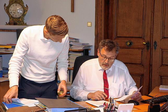 Jetzt wird es spannend. Ordnungsamtsleiter Manuel Oberdorfer (links) bei Thomas Kugler, dem Wahlausschussvorsitzenden und amtierenden ...
