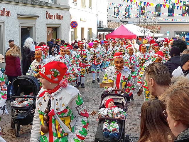 Bild 5: So bunt ist der Umzug beim großen Narrentreffen in Tiengen
