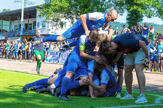 Hoffnung beim FC Hauingen. Nach dem Ausgleich durch Thomas Schreiber (irgendwo unter der Spieltraube) zum 1:1 stand der FC Hauingen in ...