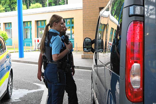 Unterwegs in der deutsch-schweizerischen Grenzregion mit den Bundespolizisten Lars Heidelbeer und Laura Müller.