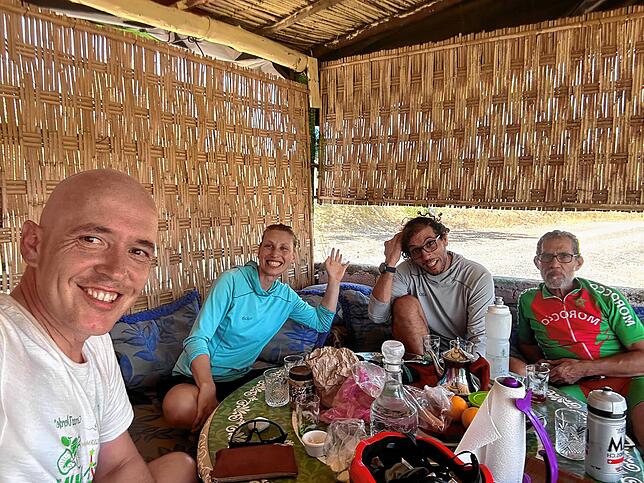Tankred Kauf (links) mit den Fahrradreisenden Sandra, Omar und dem Marokkaner Miloud. Sie lernte er auf dem Weg nach Marrakesch kennen.
