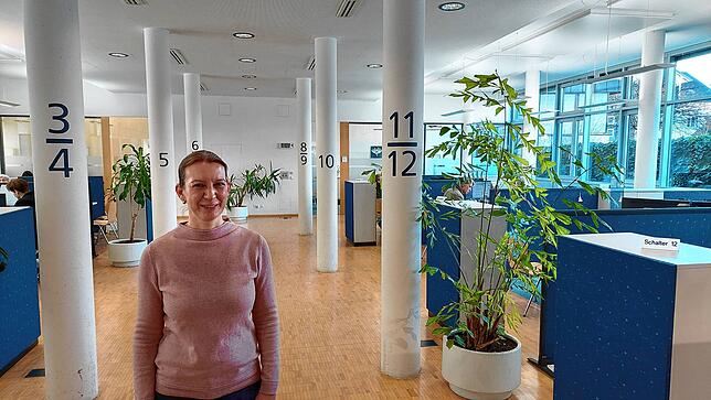 Sabine Stöckler leitet das Konstanzer Bürgerbüro. Hier sind 20 Schalter besetzt, es kann immer wieder zu Kontakt mit aggressiven Kunden ...