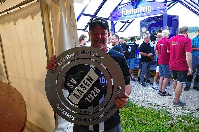 Bild 27: Bezirksligameister SV Aasen gewinnt zum Rundenabschluss mit 7:1 und feiert ausgelassen den Aufstieg