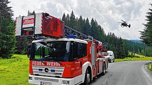 Ein Einsatzfahrzeug der Feuerwehr steht in der Nähe der Absturzstelle eines Kleinflugzeugs im Gemeindegebiet von Krimml. Beim Absturz ...