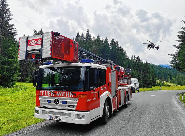 Ein Einsatzfahrzeug der Feuerwehr steht in der Nähe der Absturzstelle eines Kleinflugzeugs im Gemeindegebiet von Krimml. Beim Absturz ...