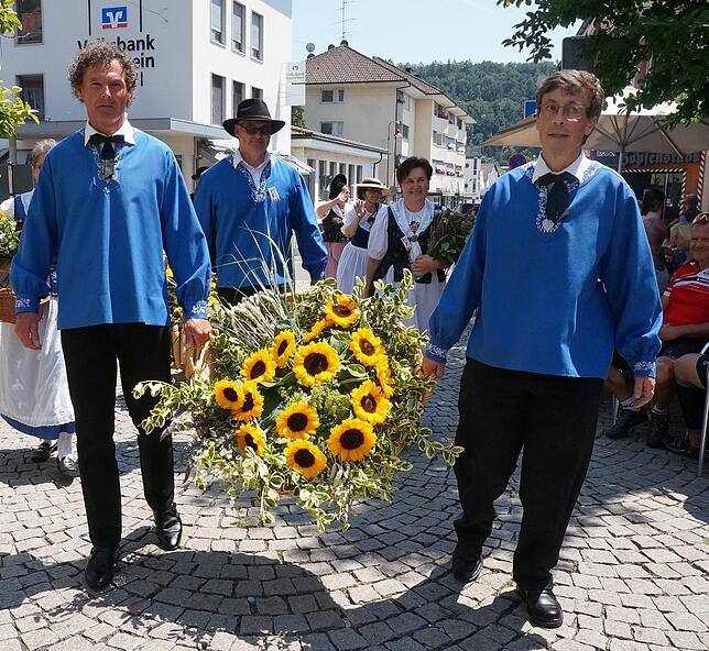 Mit Sonnenblumen: Die Rheintaler Trachtengruppe aus Baselland, dem diesjährigen Gastkantons des Schwyzertags, ist mit diesem schönen ...