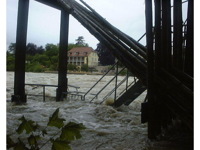 Bild 3: Als vor 20 Jahren der Rhein durch das Hotel Schiff floss: Spektakuläre Fotos vom Hochwasser in Rheinfelden