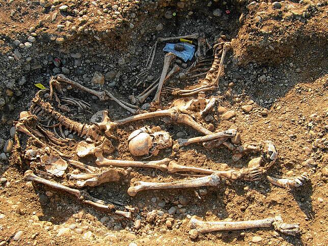 Vor kurzem fand das Grabungsteam eine Grube mit drei Skeletten übereinander direkt zwischen den Fundamenten der Pfeiler des Galgens. ...