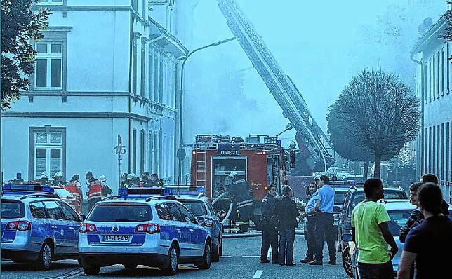 Nach der Explosion: Feuerwehrleute bei den Löscharbeiten in der Markus-Pflüger-Straße in unmittelbarer Nähe des St. ...