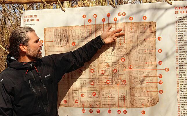 Geschäftsführer Hannes Napierala zeigt auf dem Sankt Galler Klosterplan, welche Bauvorhaben in diesem Jahr anstehen.