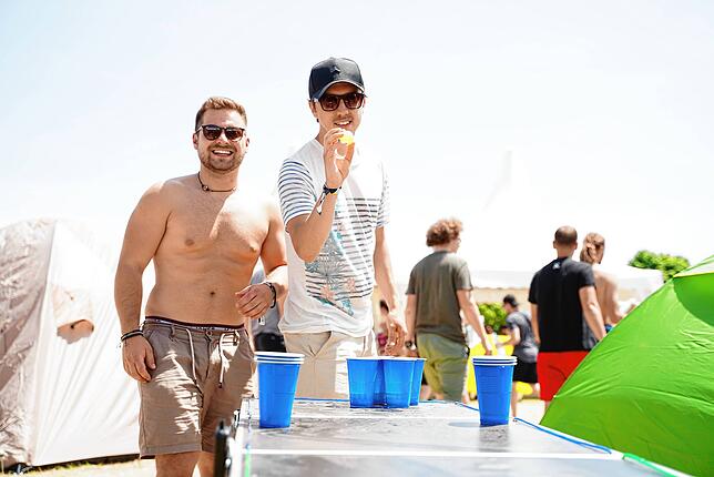 Michael Englmeier aus Straubing (rechts) mit Kumpel Sebastian Kapfelsperger beim Bierpong-Spielen.