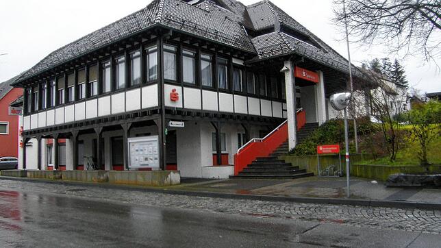 Die Sparkasse Reichenau hat ihre Pläne für das Adler-Areal und die andere Straßenseite in Allensbach vorgestellt. Hier sollen eine neue ...