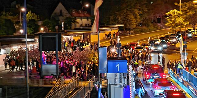 Bild 1: Nach dem Ärzte-Konzert herrscht großer Andrang am Anleger &ndash; und fast Festival-Feeling auf der Fähre!