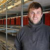 Landwirt Mathias Friedrich in seinem neuen Hühnerstall bei Bruggen. In der Freilauf-Einrichtung werden insgesamt 9000 Hühner untergebracht.
