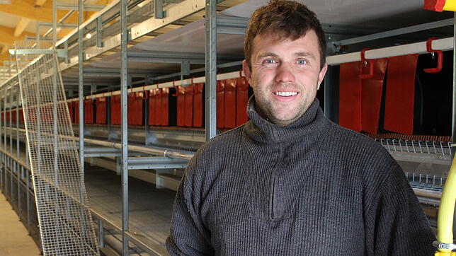 Landwirt Mathias Friedrich in seinem neuen Hühnerstall bei Bruggen. In der Freilauf-Einrichtung werden insgesamt 9000 Hühner untergebracht.