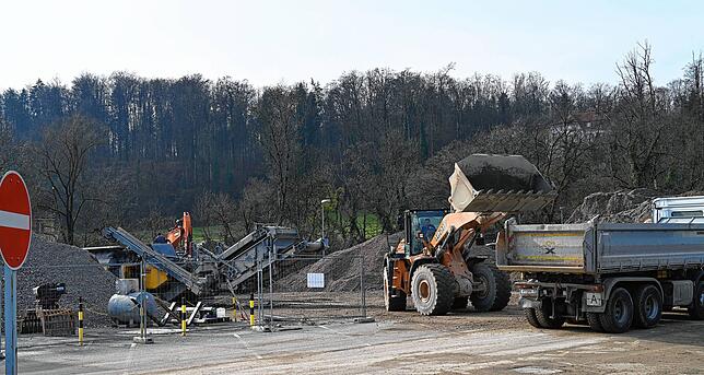 Rund 4500 Tonnen Bauschutt werden mithilfe mobiler Brecher- und Siebanlagen vor Ort für eine spätere Wiederverwendung auf dem ...