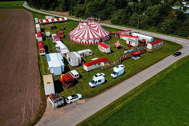 Rot und weiß: Kaum zu übersehen ist der Zirkus.