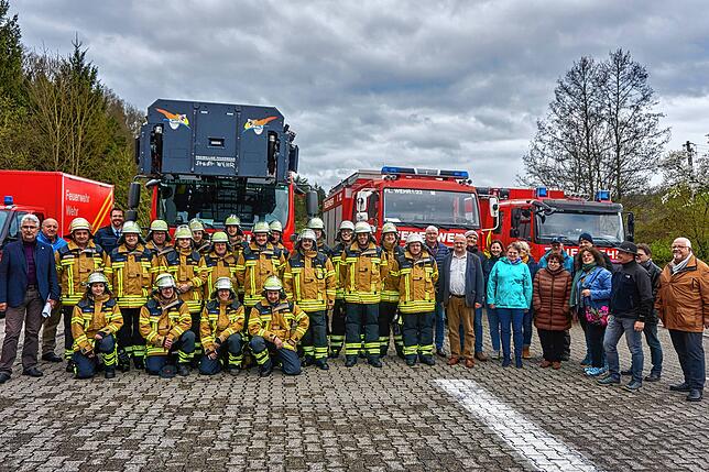 Zusammenarbeit: Die Freiwillige Feuerwehr zusammen mit Bürgermeister Michael Thater (ganz links) mit Vertretern der Verwaltung und den ...