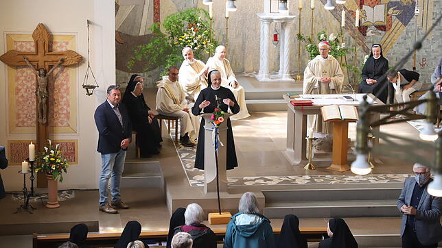 Munterer Gottesdienst: Schwester Benedicta Maria Kramer findet beim Gottesdienst aus Anlass der Einweihung des Ulrikawegs ebenso ...