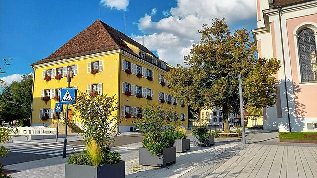 Die Gemeindeverwaltung im Rathaus residiert im alten Hilzinger Schloss.
