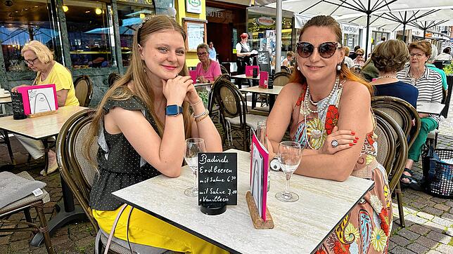 Tochter Sofia und Mutter Victoria Bürgisser genießen den Sommertag im Waldshuter Städtle.