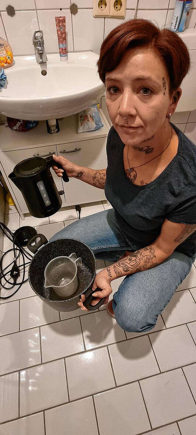 Wenn Jennifer Birneis sich mit warmem Wasser waschen möchte, dann muss sie es sich mit dem Kocher erst im Bad erhitzen.