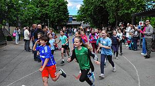 Die Leimbacher Grundschüler rannten bei ihrem Lauf für das neue Spielgerät Runde um Runde um die Schule. Foto: Andreas Lang