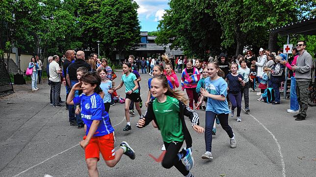 Die Leimbacher Grundschüler rannten bei ihrem Lauf für das neue Spielgerät Runde um Runde um die Schule. Foto: Andreas Lang