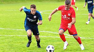 Zum dritten Mal: Nexhdet Gusturanaj (rechts, gegen Richard Zielke) geht wieder für den FC Tiengen 08 auf Torejagd.