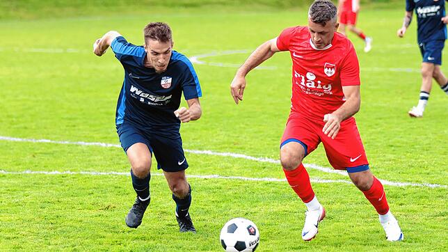 Zum dritten Mal: Nexhdet Gusturanaj (rechts, gegen Richard Zielke) geht wieder für den FC Tiengen 08 auf Torejagd.