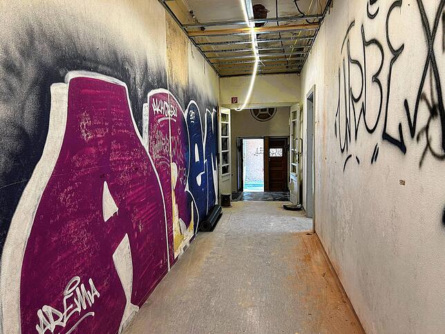 Lange Gänge voller Graffiti im 1928 errichteten Friedrichsbau.
