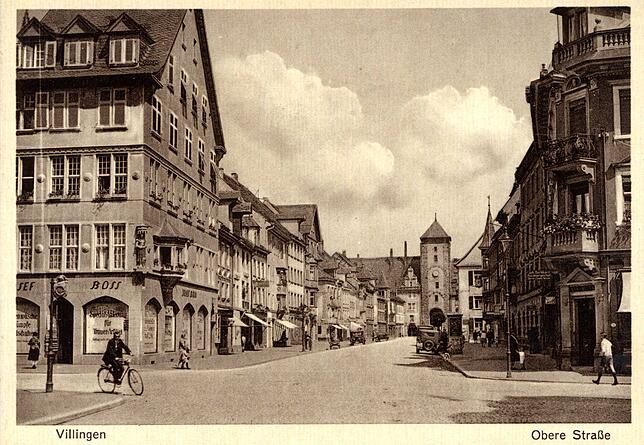 Das Villinger Haux-Gebäude mit Blick in die Obere Straße. Über dem Schaufenster prangt an der Rietstraße der Betreibername der Familie ...