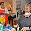 Ingrid Niederkron und Christel Wieth ( von links) engagierens sich schon viele Jahre für die Markdorfer Tafel.