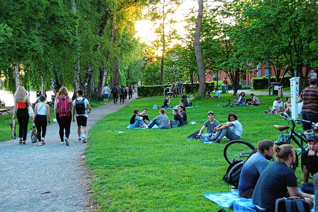 Am frühen Abend genossen die Menschen den herrlichen Seerhein und den angrenzenden Herosé-Park.