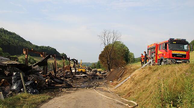 Nach dem Großbrand am Montag in Stühlingen-Mauchen waren die Nacht über ständig fünf Feuerwehrkameraden an der Brandstelle zur ...