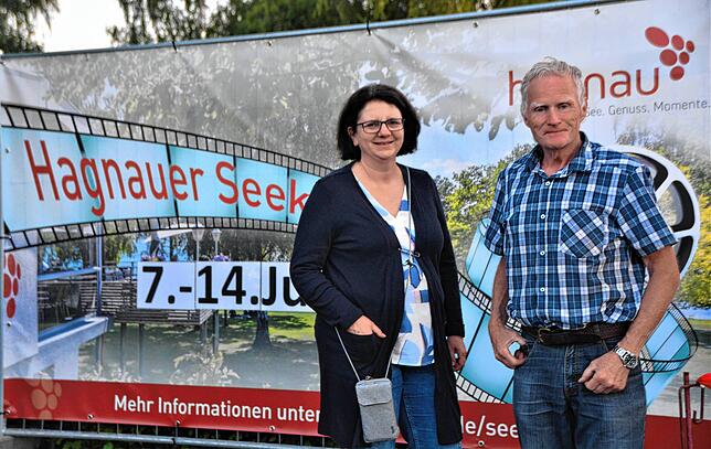 Yvonne Dimmeler, Leiterin der Tourist-Information, und Kinoprofi Peter Basmann freuen sich, dass das Seekino gut von den Besuchern ...