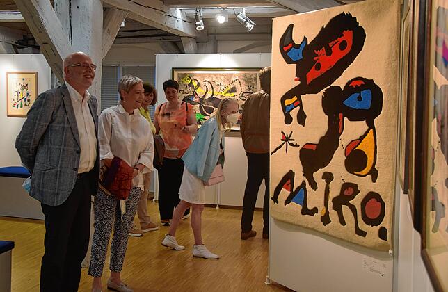 Bürgermeister Rainer Stolz (links) bei der Vernissage zur Miró-Ausstellung im Stadtmuseum. Im Rahmen der Kulturnacht ist die Ausstellung ...