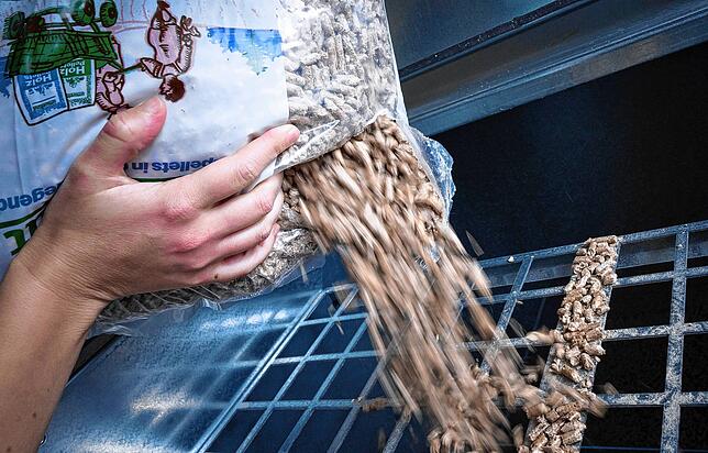 Holzpellets werden in verschiedenen Qualitätsklassen angeboten. Sie lagern in Vorratsbehältern, Öfen und Heizungen versorgen sich ...
